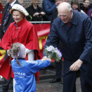 Children with flowers and Mr Nils Hætta, leader of the Midnight Sun Marathon, greeted The King and Queen when they arrived. Photo: Lise Åserud, NTB scanpix